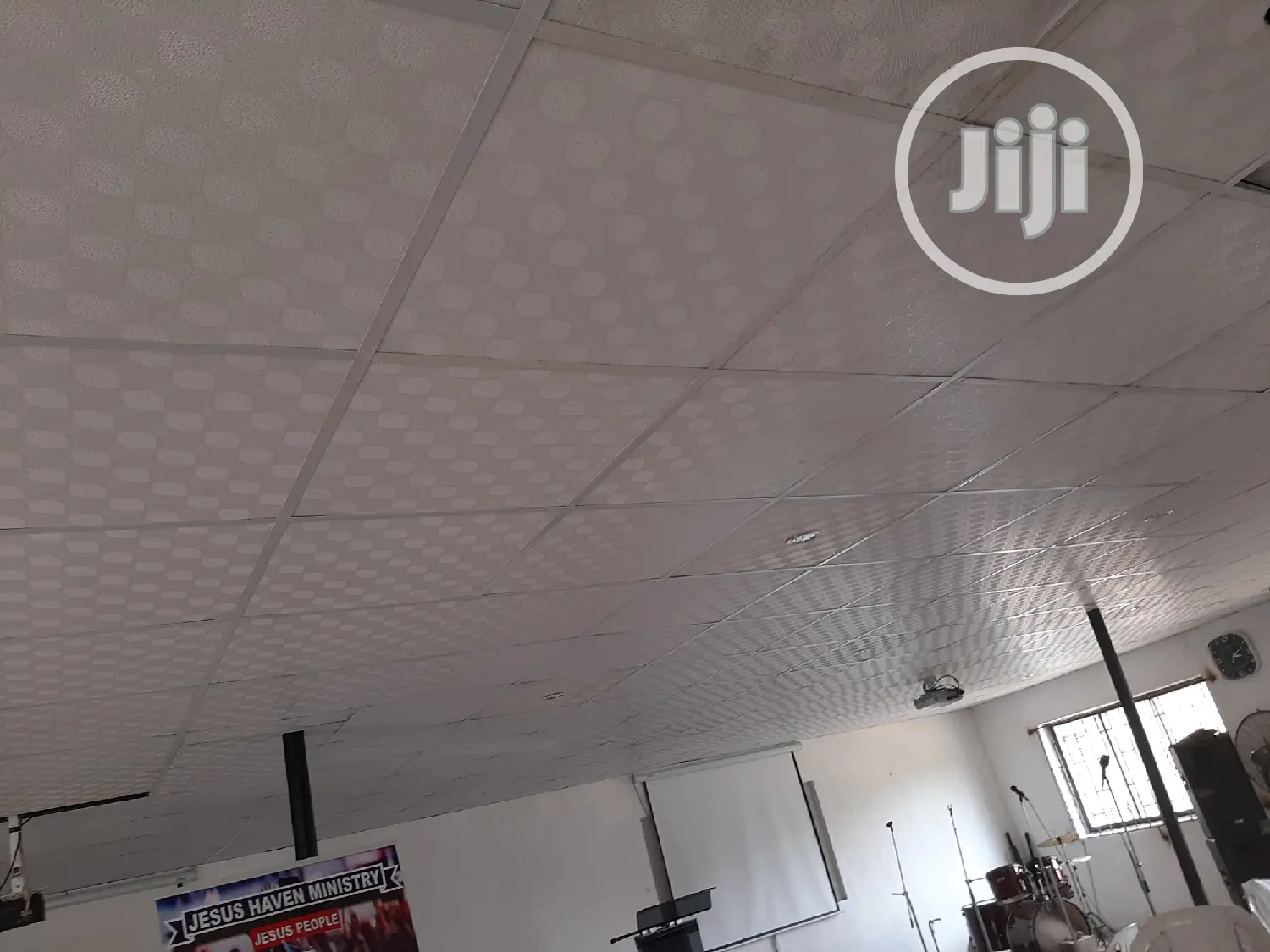 Suspended Ceiling/Pop Ceiling/Wallscreeding/Woodenfloor/Door