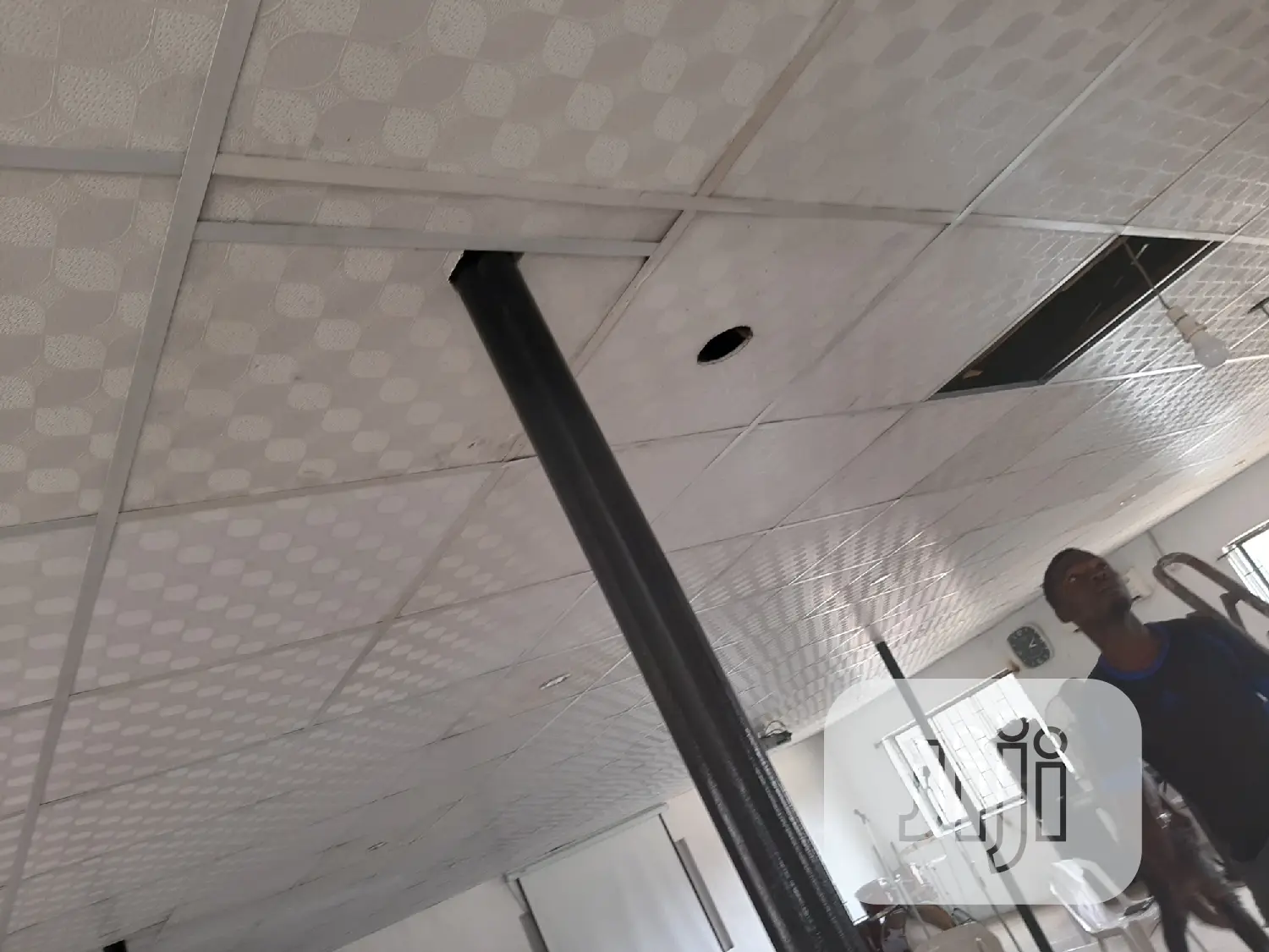 Suspended Ceiling/Pop Ceiling/Wallscreeding/Woodenfloor/Door