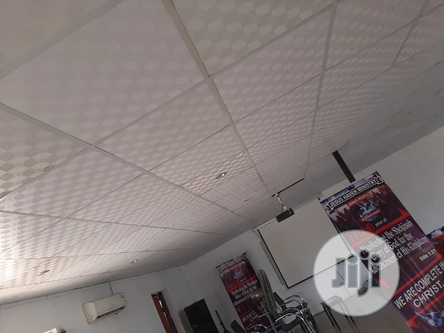 Suspended Ceiling/Pop Ceiling/Wallscreeding/Woodenfloor/Door