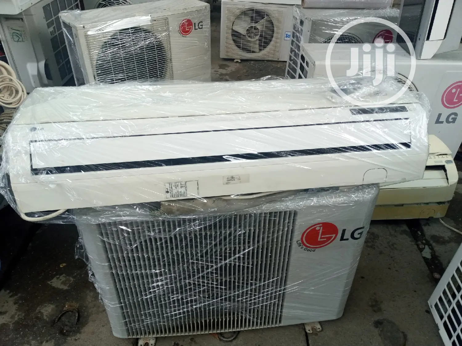 1hp Air Conditioner for Sale. Very Neat and Cooling Well.