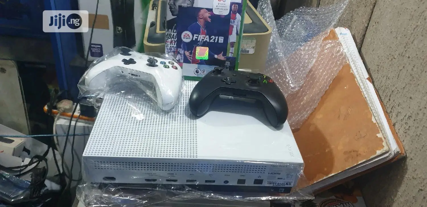 Microsoft Xbox One S + 2 Pads+ Fifa 21 Cd