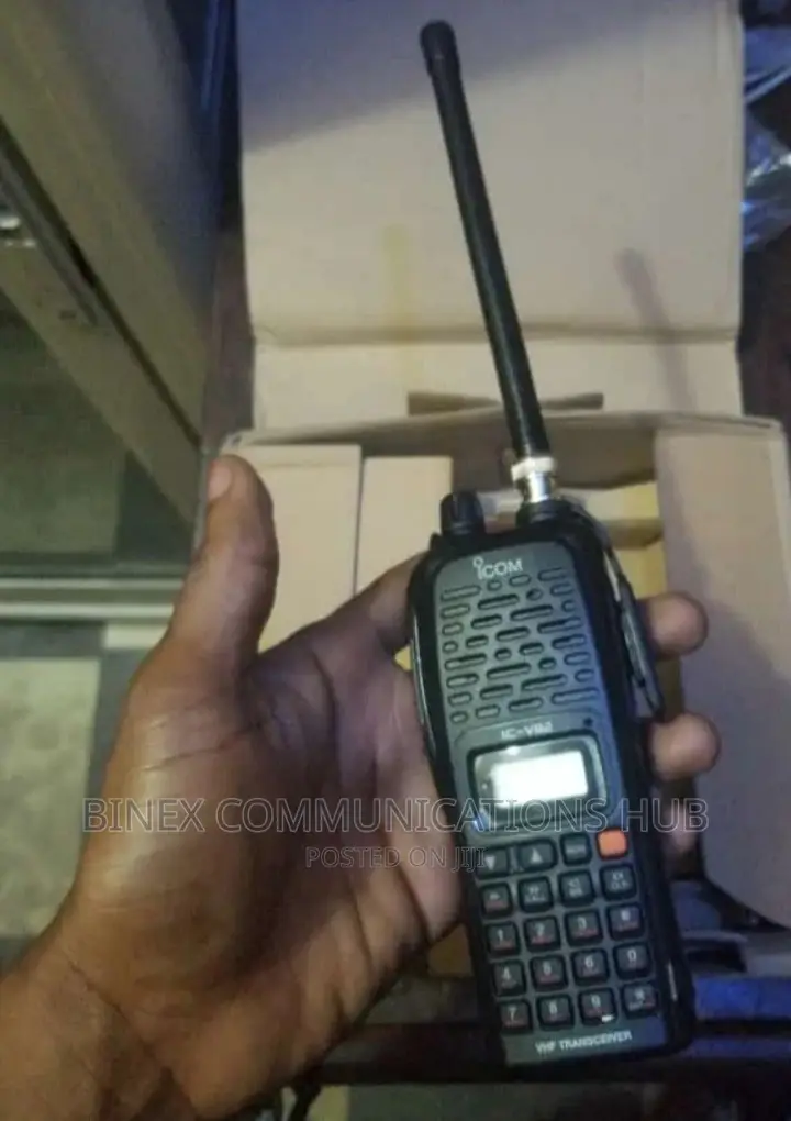 Icom IC V82 Quality VHF Transciever Walkie Talkie