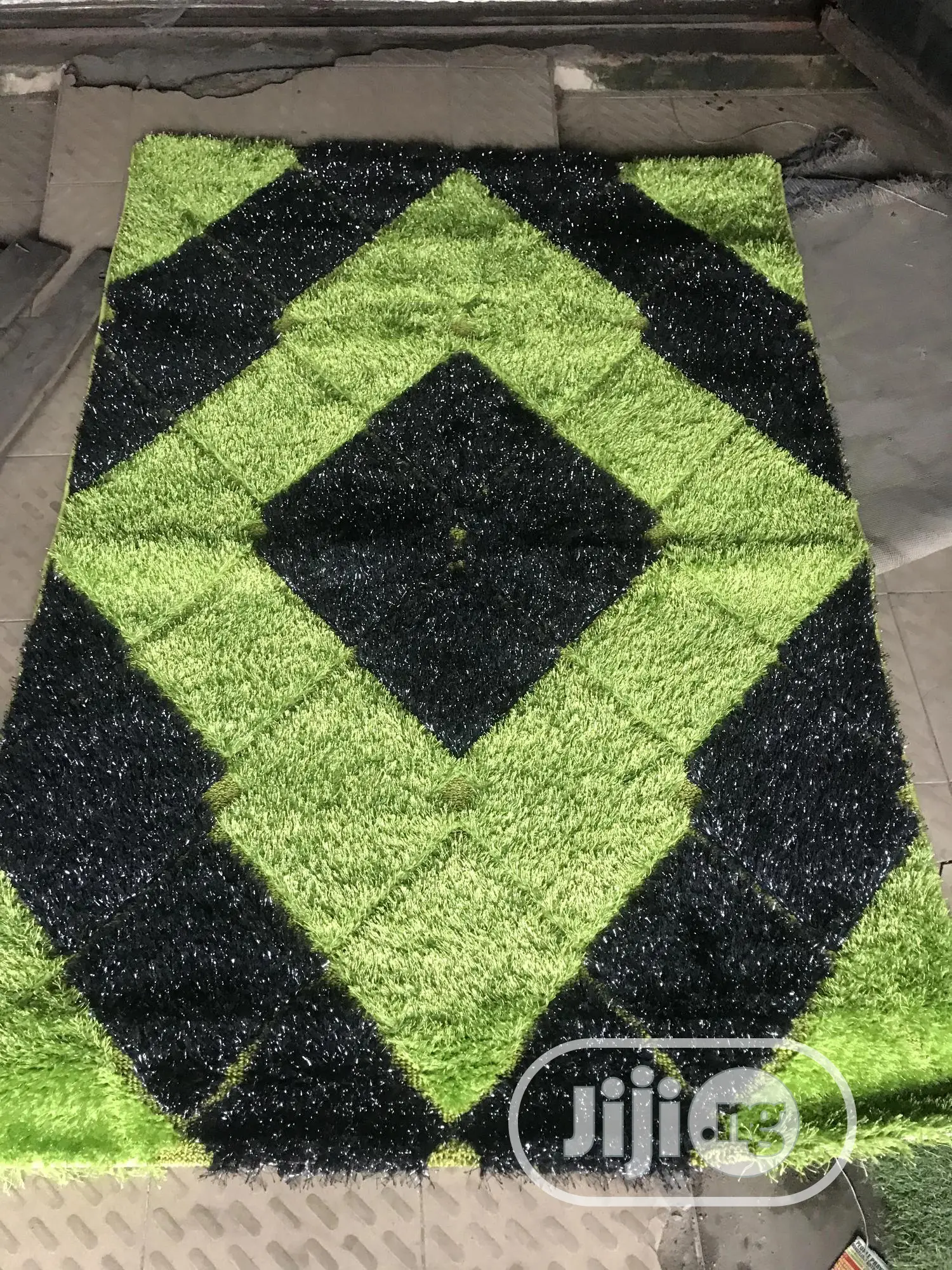 Lemon and Black Fluffy Center Rugs 4/6