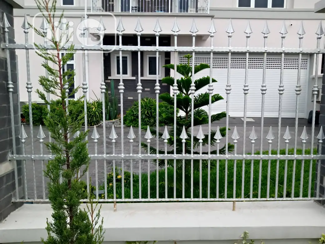 Altrmodern Gates