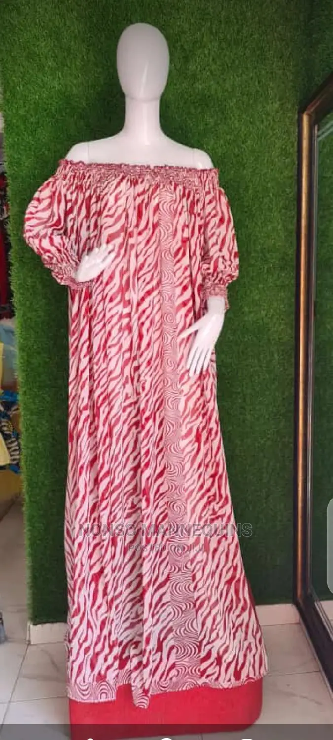 Faceless Glossy White Female Mannequins