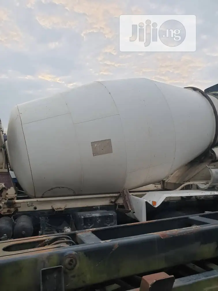 Mobile Concrete Mixer Truck 2010
