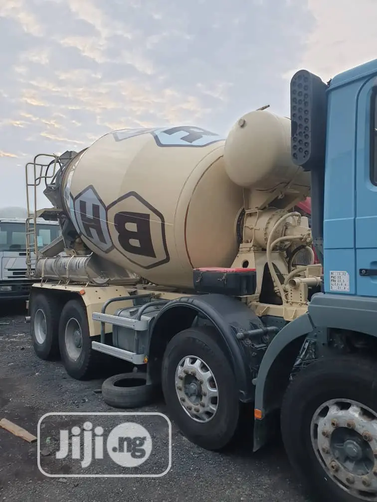 Mobile Concrete Mixer Truck 2010