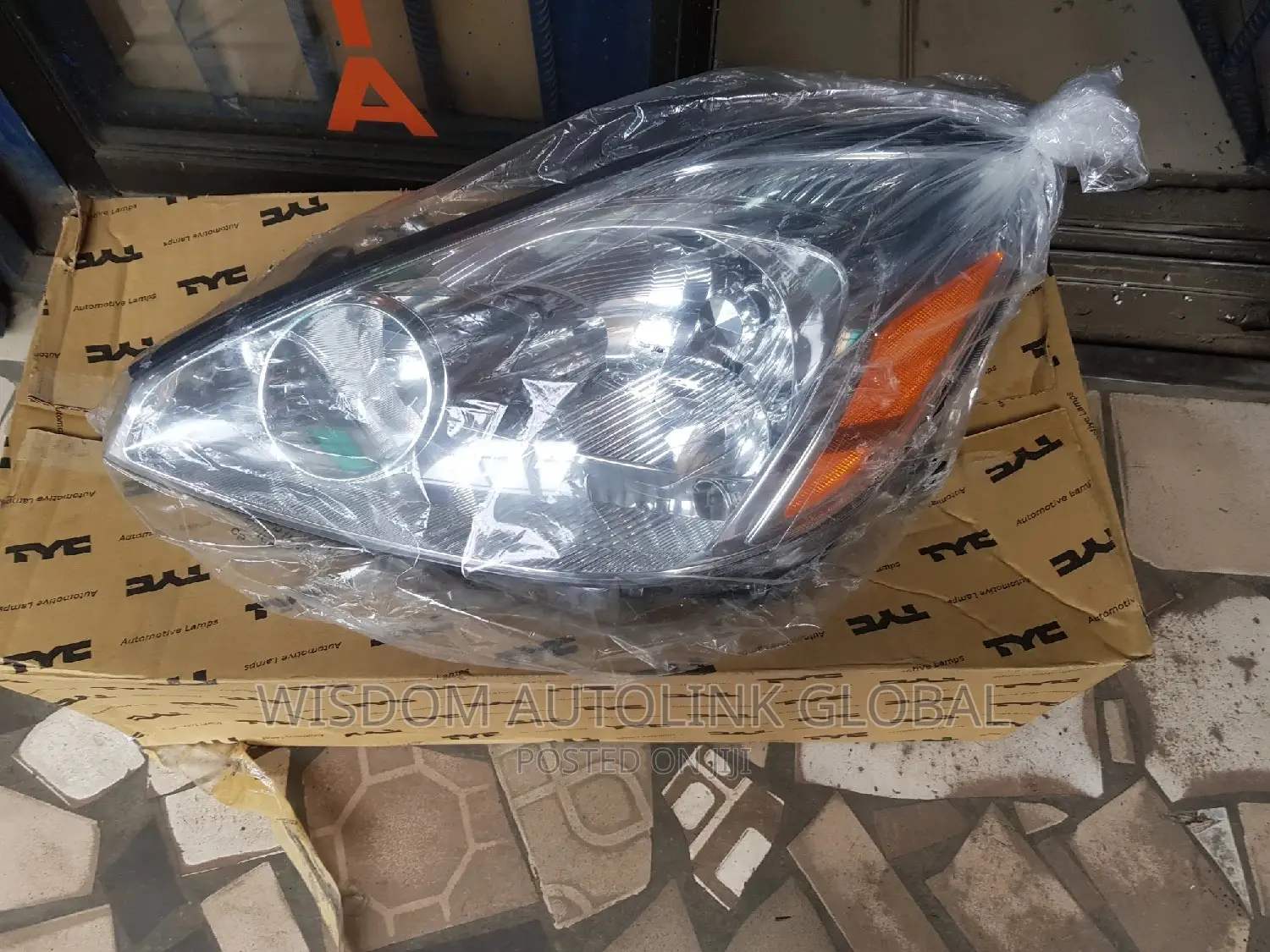 Headlights for Toyota Sienna 2005/06 Model Taiwan Available