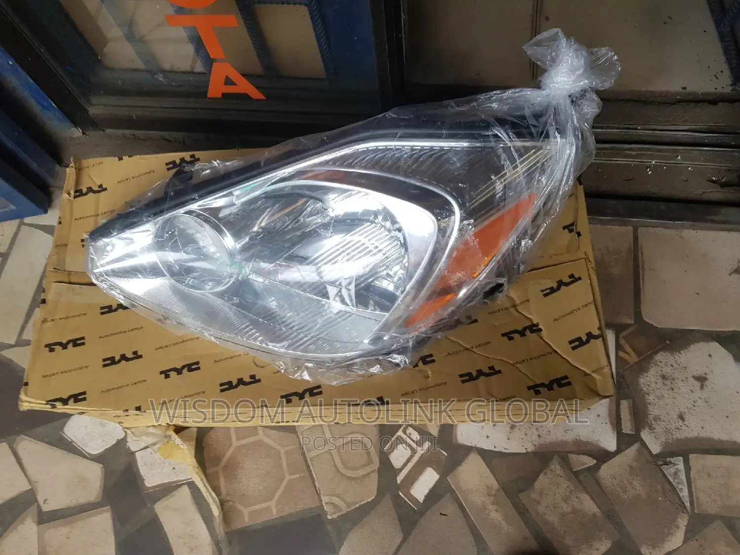 Headlights for Toyota Sienna 2005/06 Model Taiwan Available