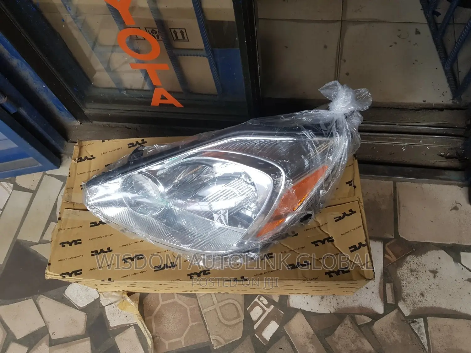 Headlights for Toyota Sienna 2005/06 Model Taiwan Available