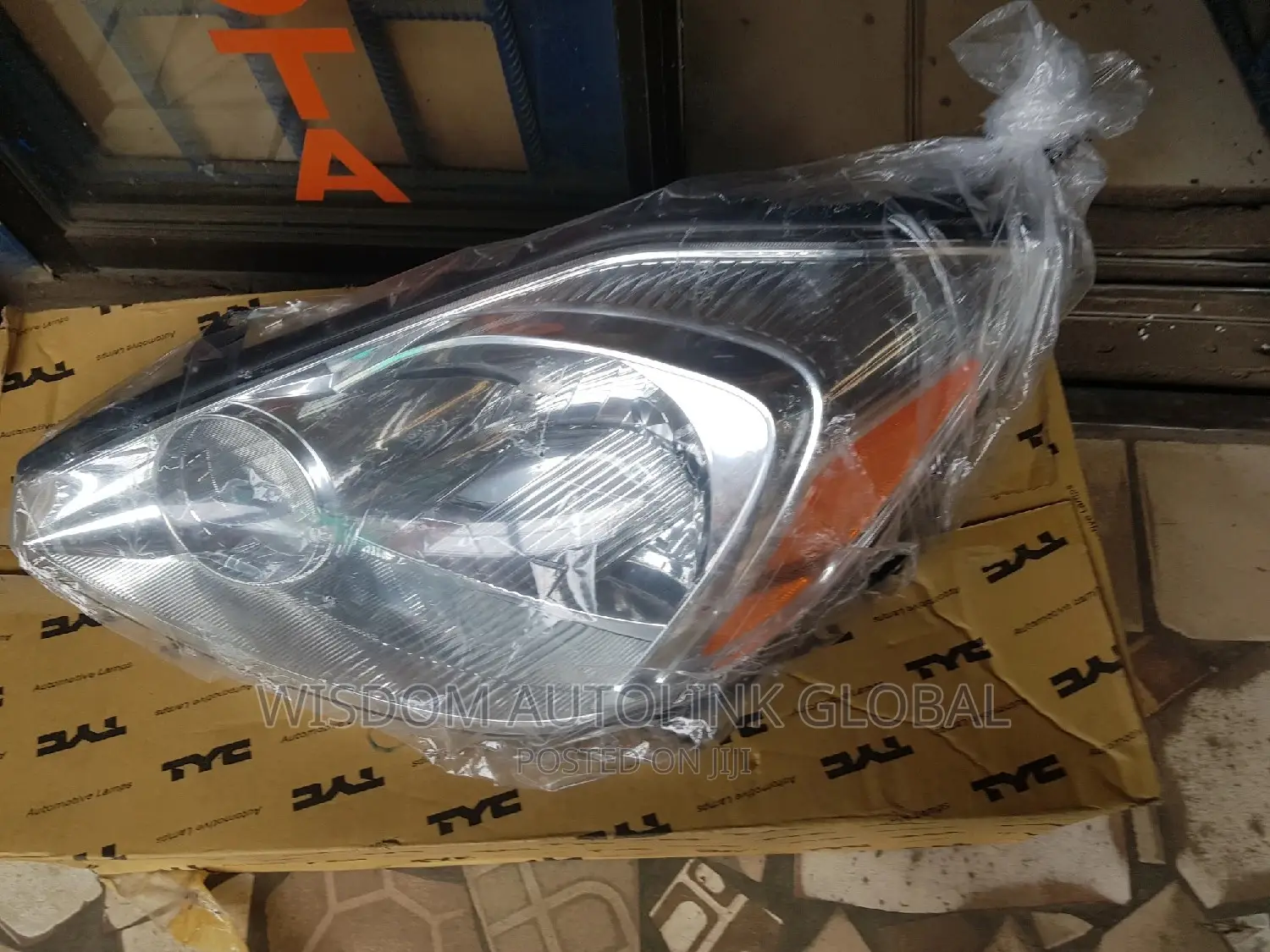 Headlights for Toyota Sienna 2005/06 Model Taiwan Available