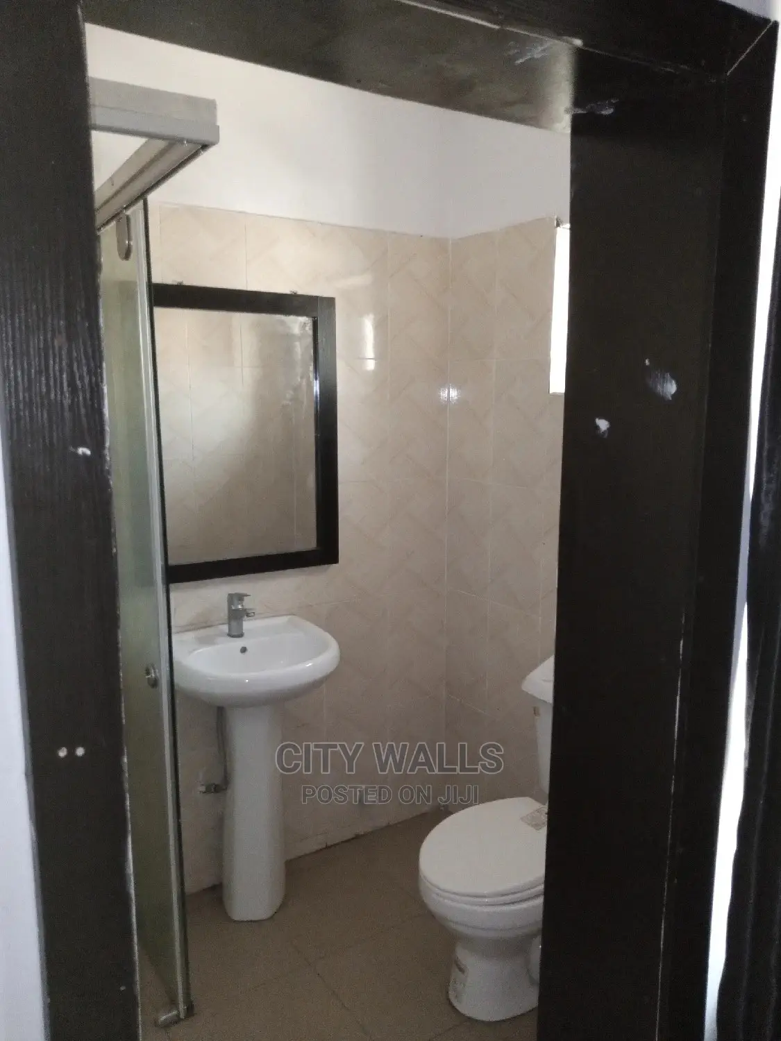 Mini Flat in Chevron for rent