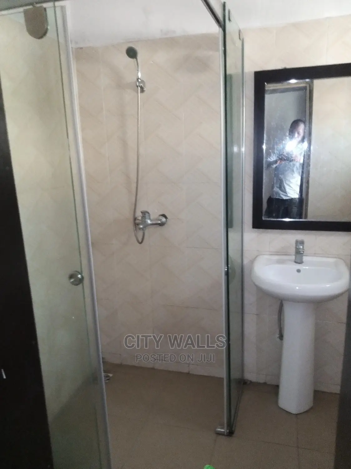 Mini Flat in Chevron for rent