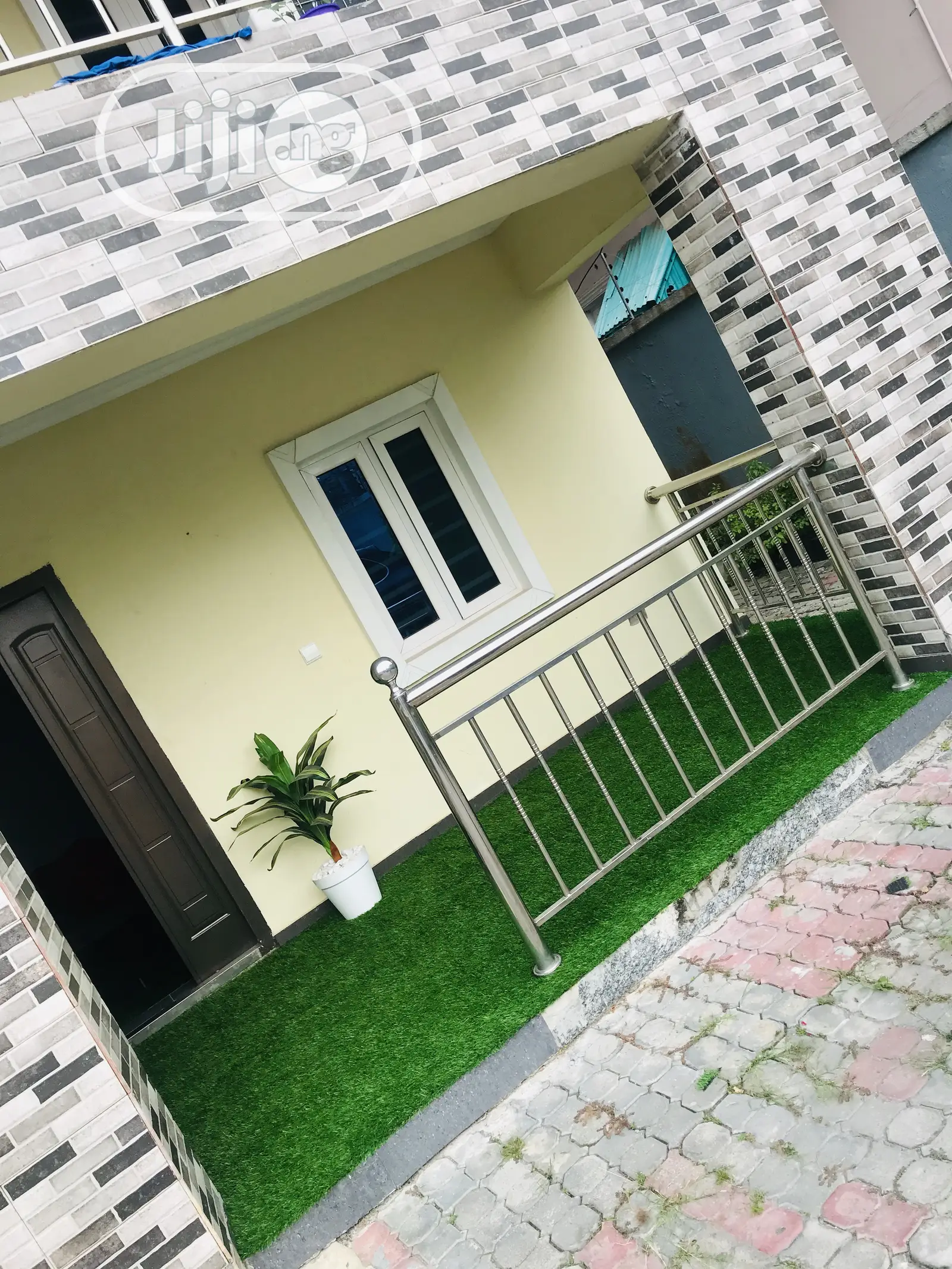 Sit Out Extension Beautify With Green Grass Rugs