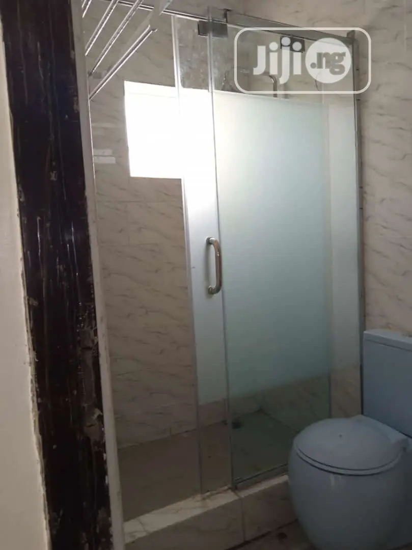 Rimless Shower Cubicle