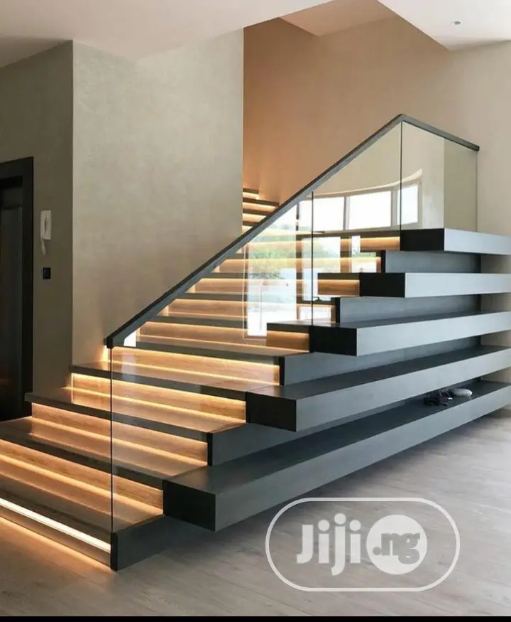 Frameless Glass Staircase and Balcony