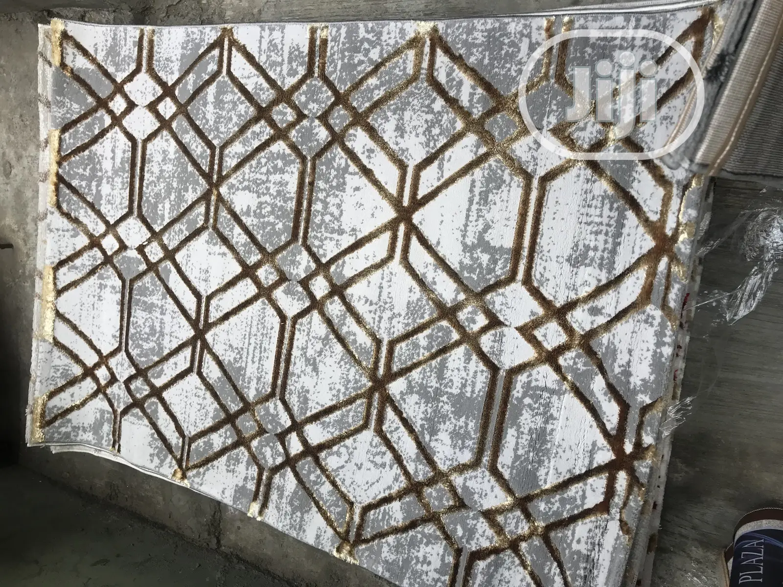 Center Rugs With Touch of Gold Design