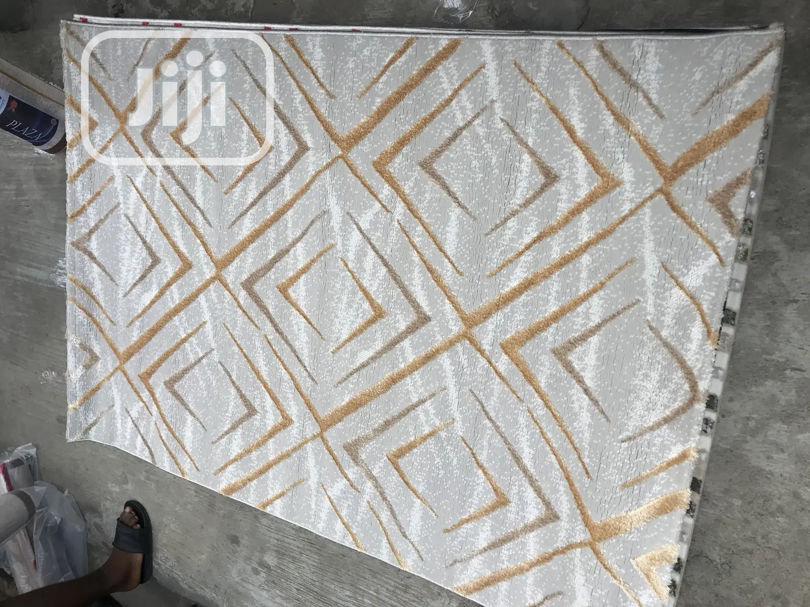 Center Rugs With Touch of Gold Design
