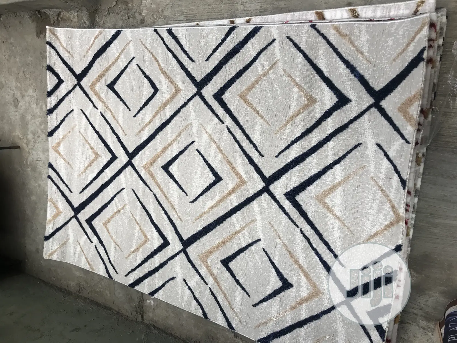 Center Rugs With Touch of Gold Design