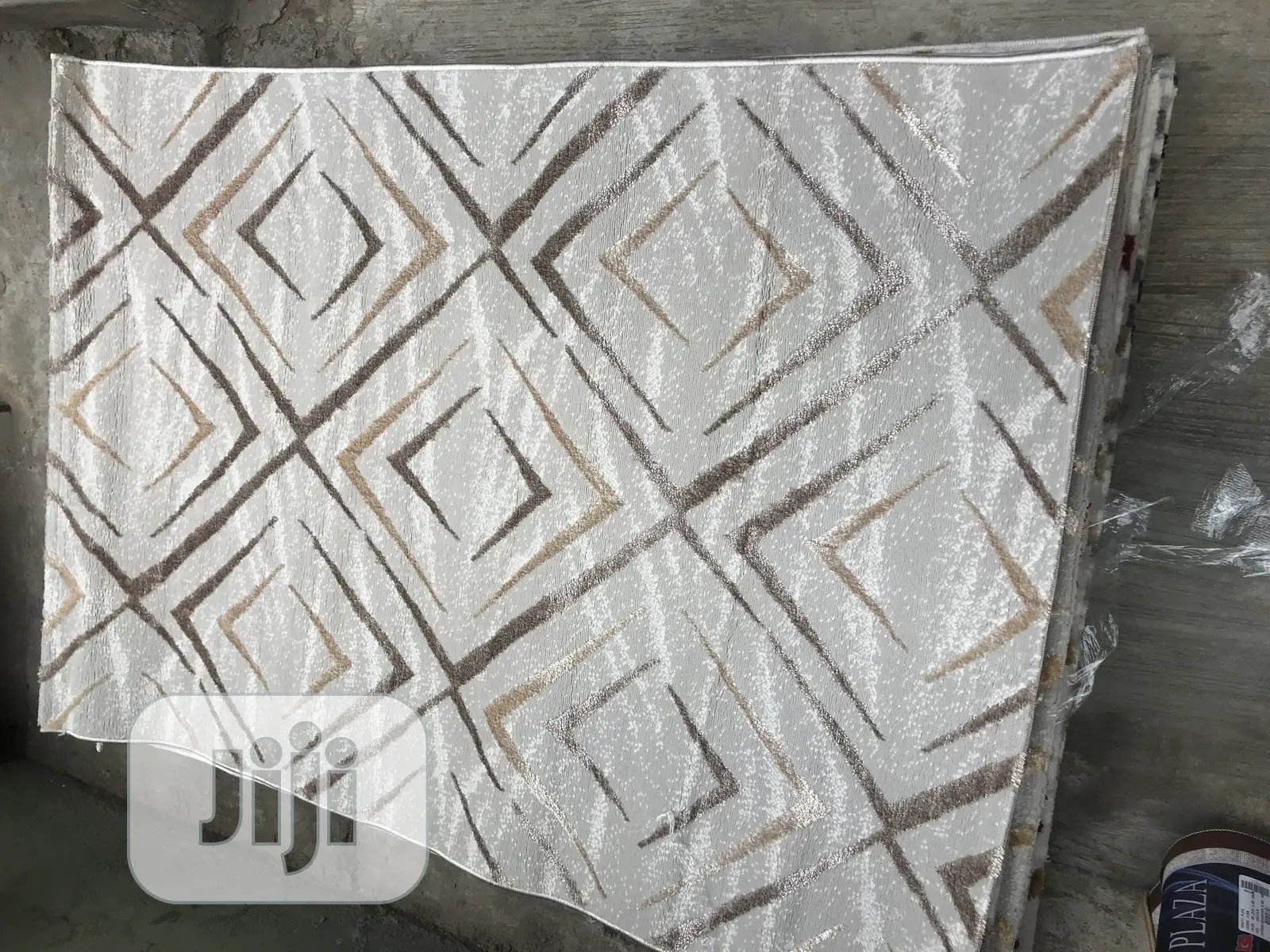 Center Rugs With Touch of Gold Design