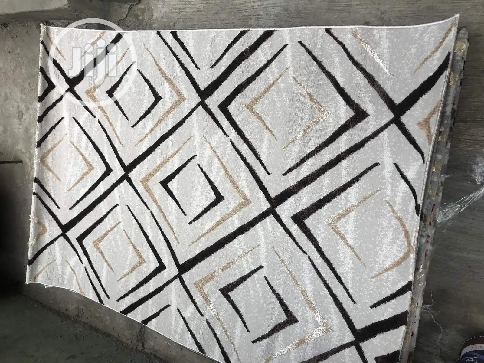 Center Rugs With Touch of Gold Design