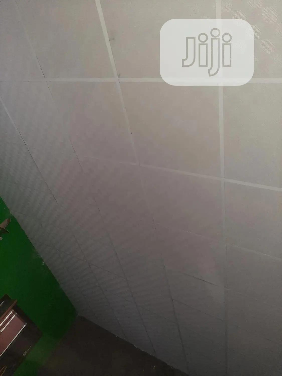 Suspended Ceiling/Wooden Floor/ Window Blinds/Screeding