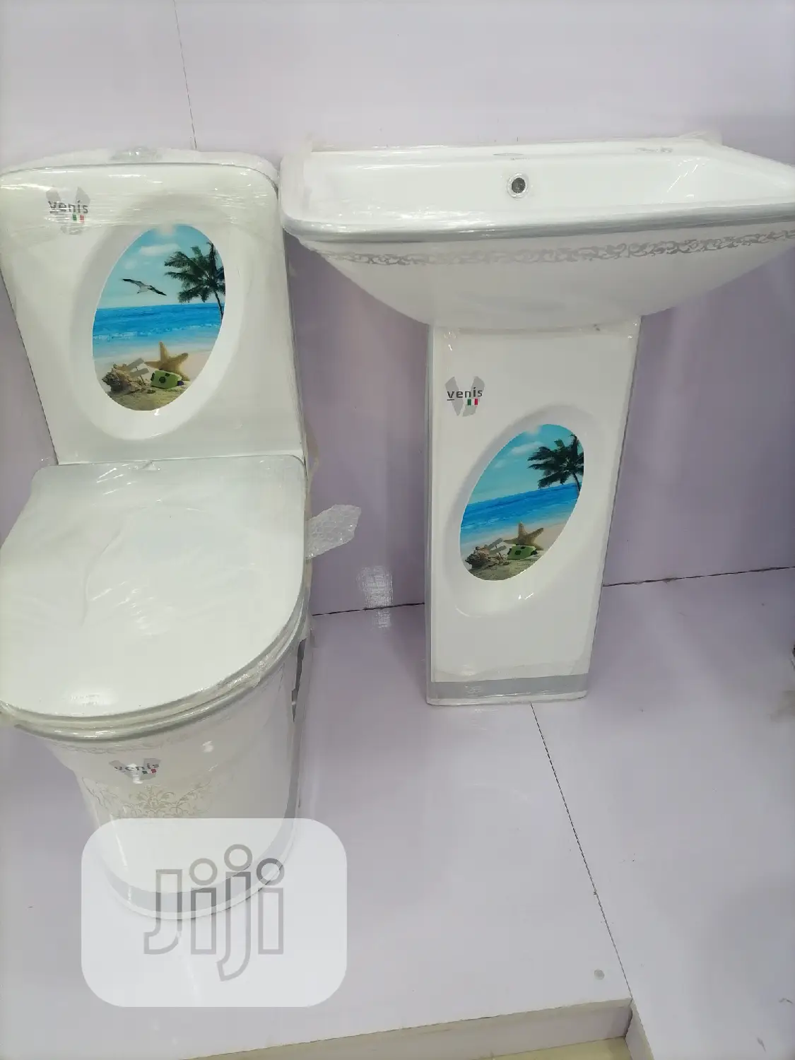 Circle Blue Sea WC