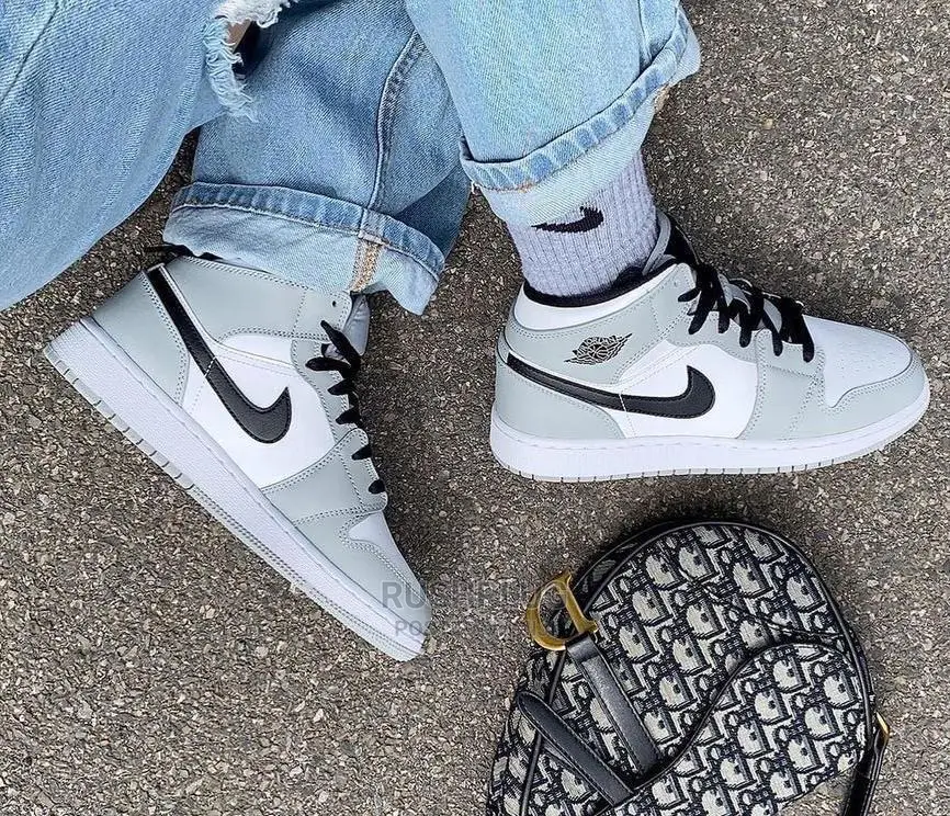 Nike Air Jordan 1 Retro High OG ”Mid Light Smoke Grey”
