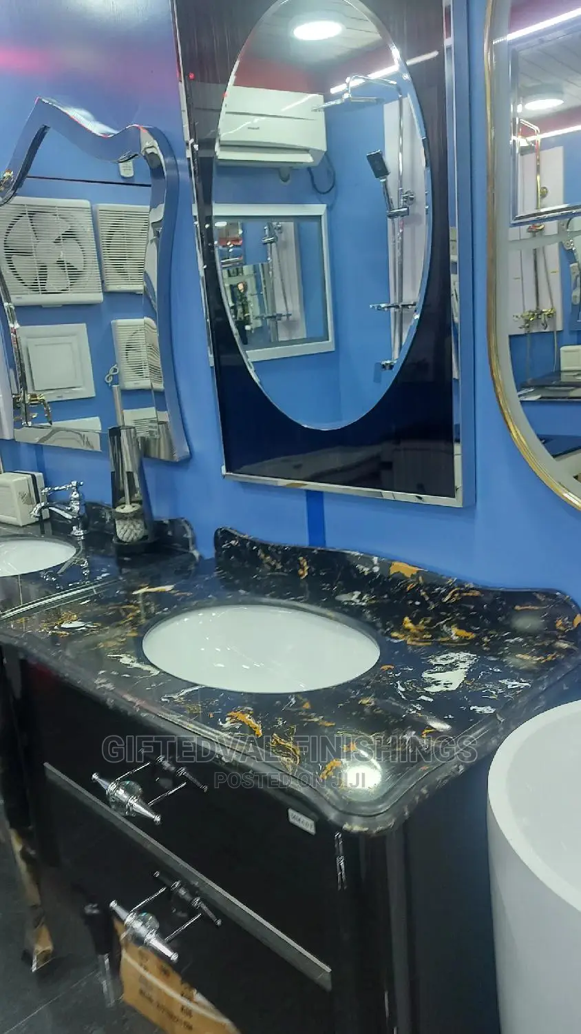 Quality Cabinet With Mirror