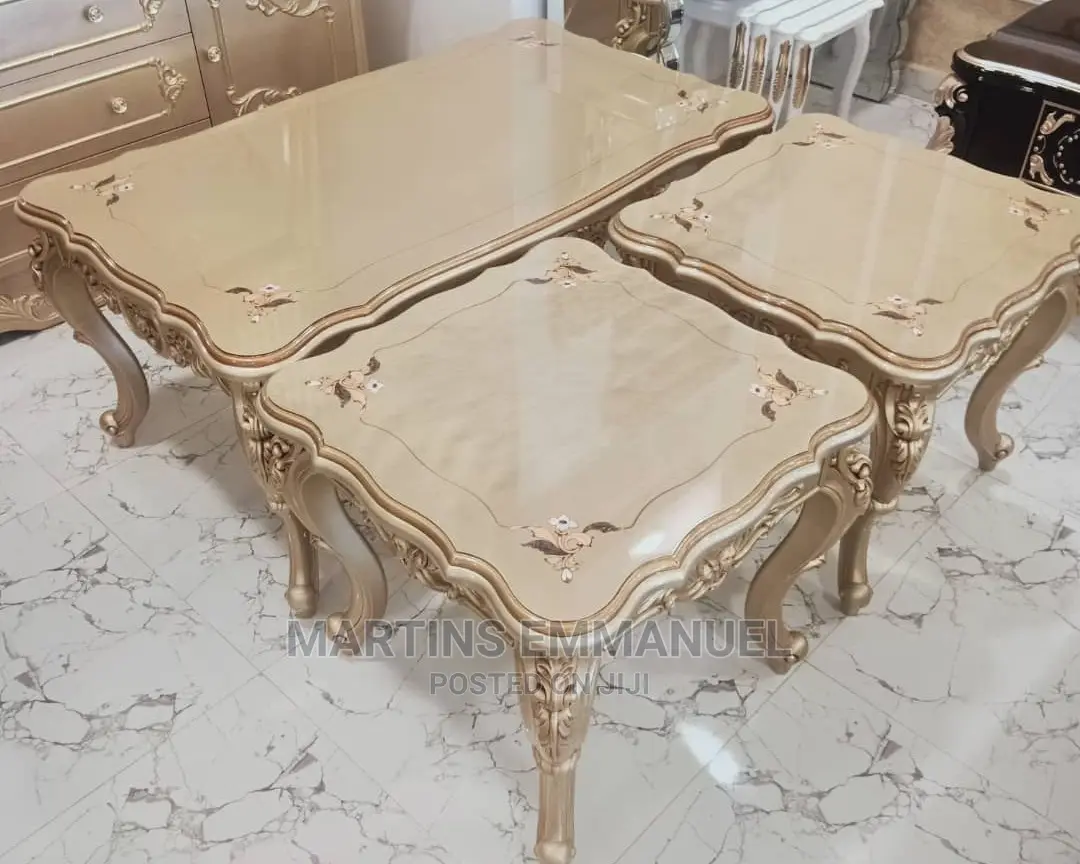 Royal Center Table 2 Side Stools