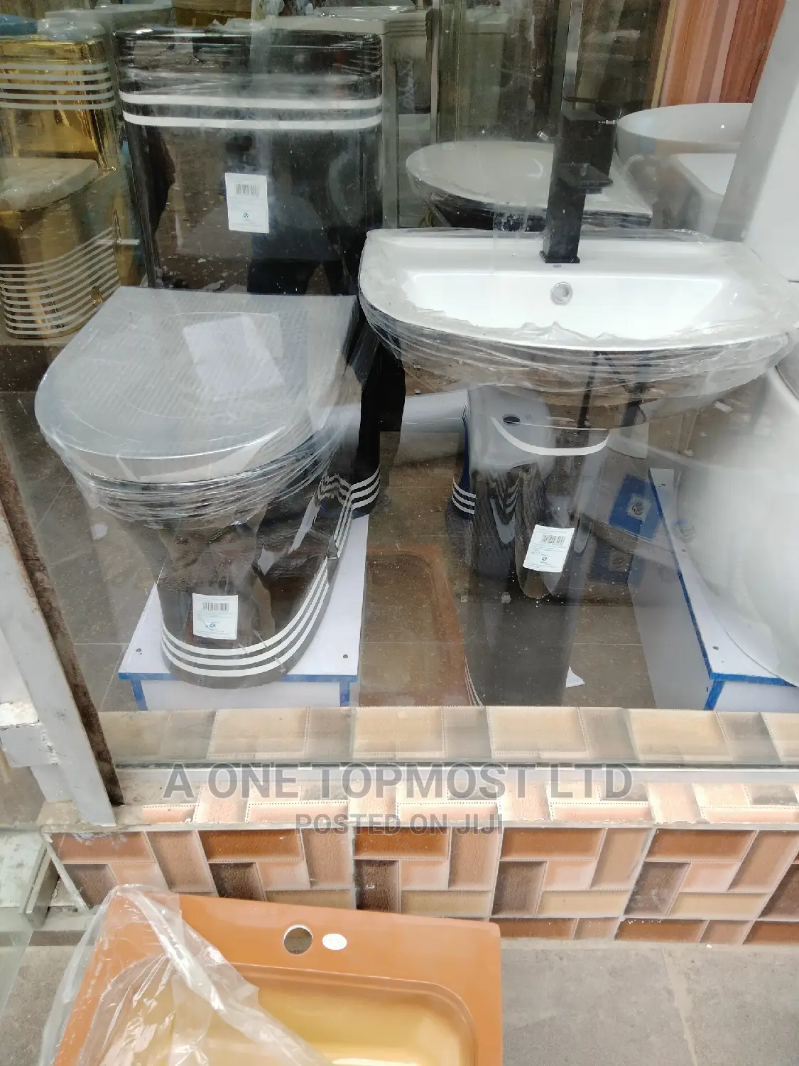 Italia Black Water Closet
