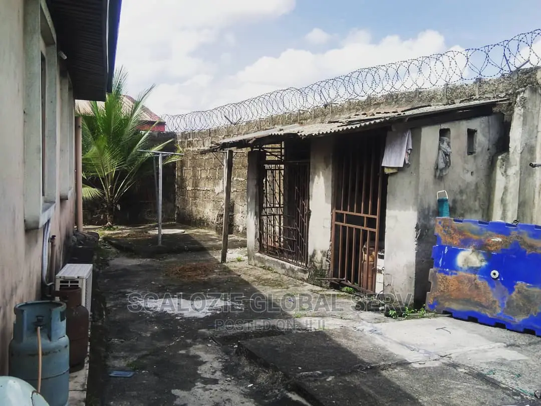 Large Property Comprising of 4 Bedroom Bungalow on 4 Plots