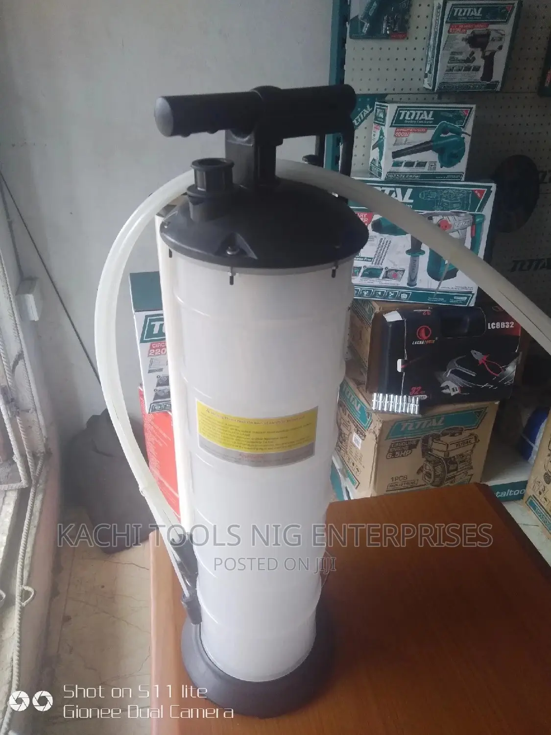 Car Engine Oil and Extractor