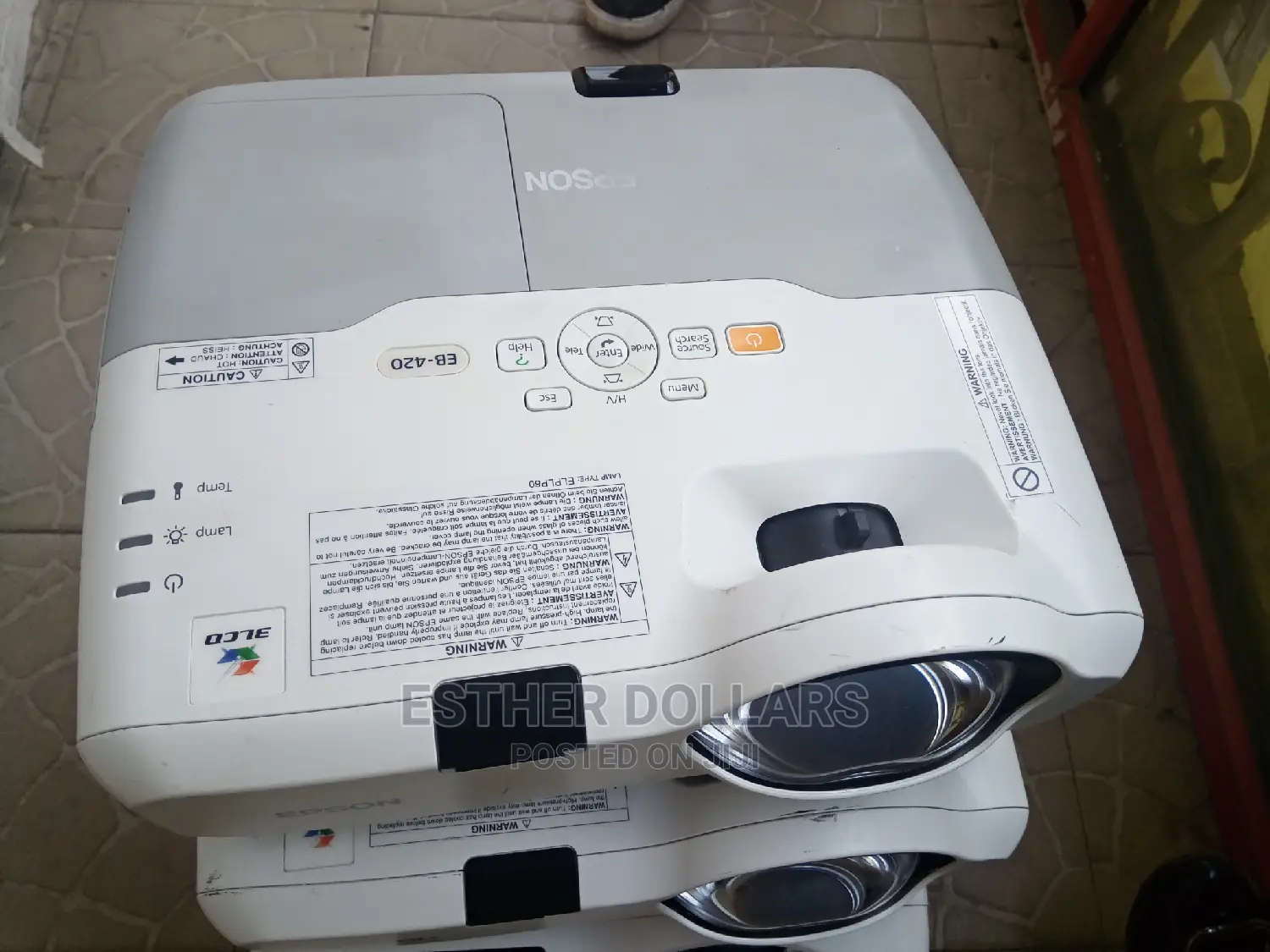 Short-Throw Epson Eb-420 Projector for Limited Space