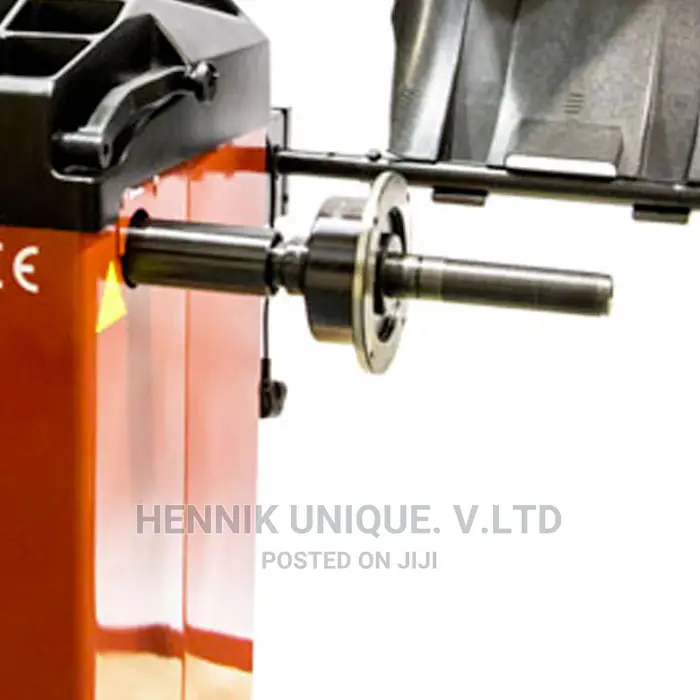 Redback 800 24′′ Manual Data Input Motorised Wheel Balancer