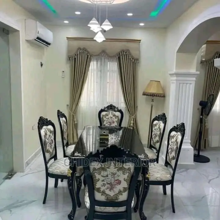Royal Dining Table 6 Seater
