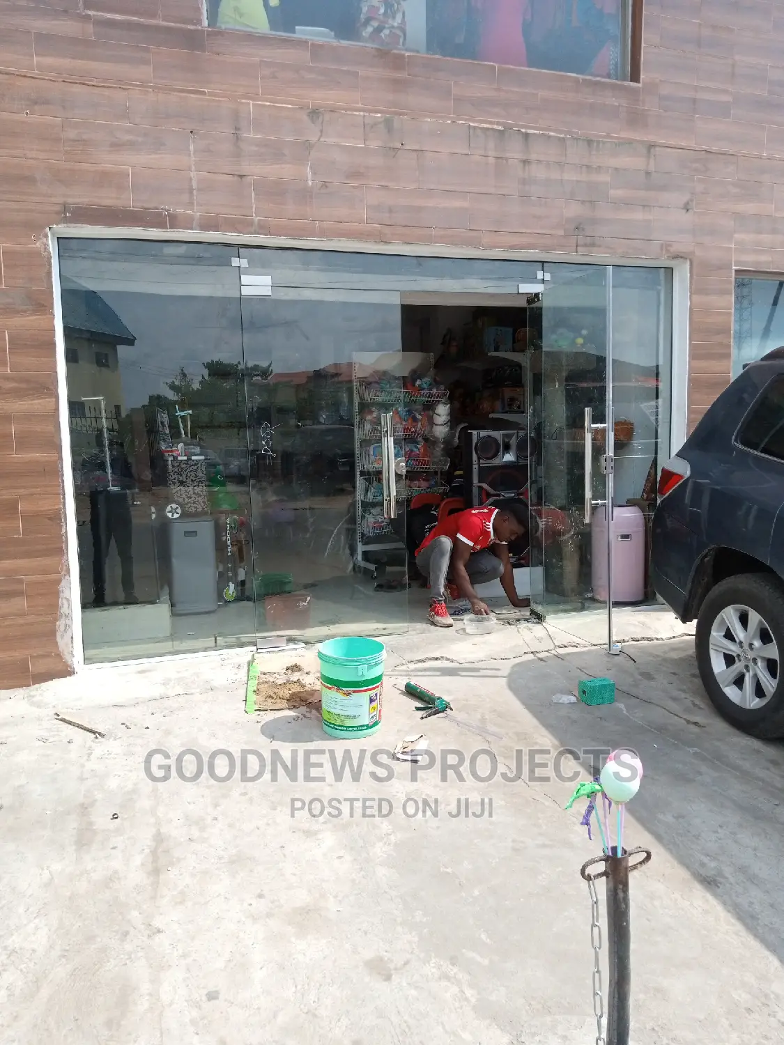 Showroom Glass With Door