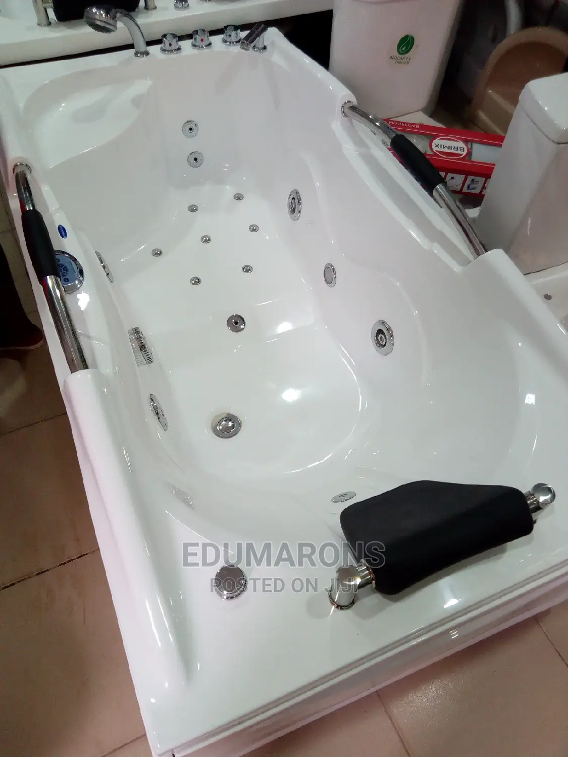 Standard Jacuzzi Bathtub With BT and Body Massage