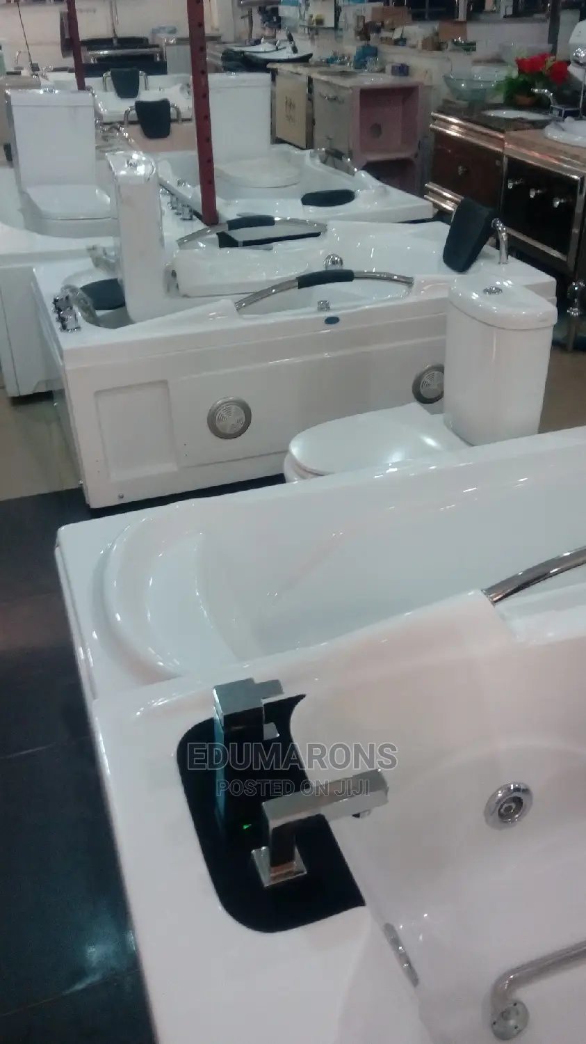 Standard Jacuzzi Bathtub With BT and Body Massage