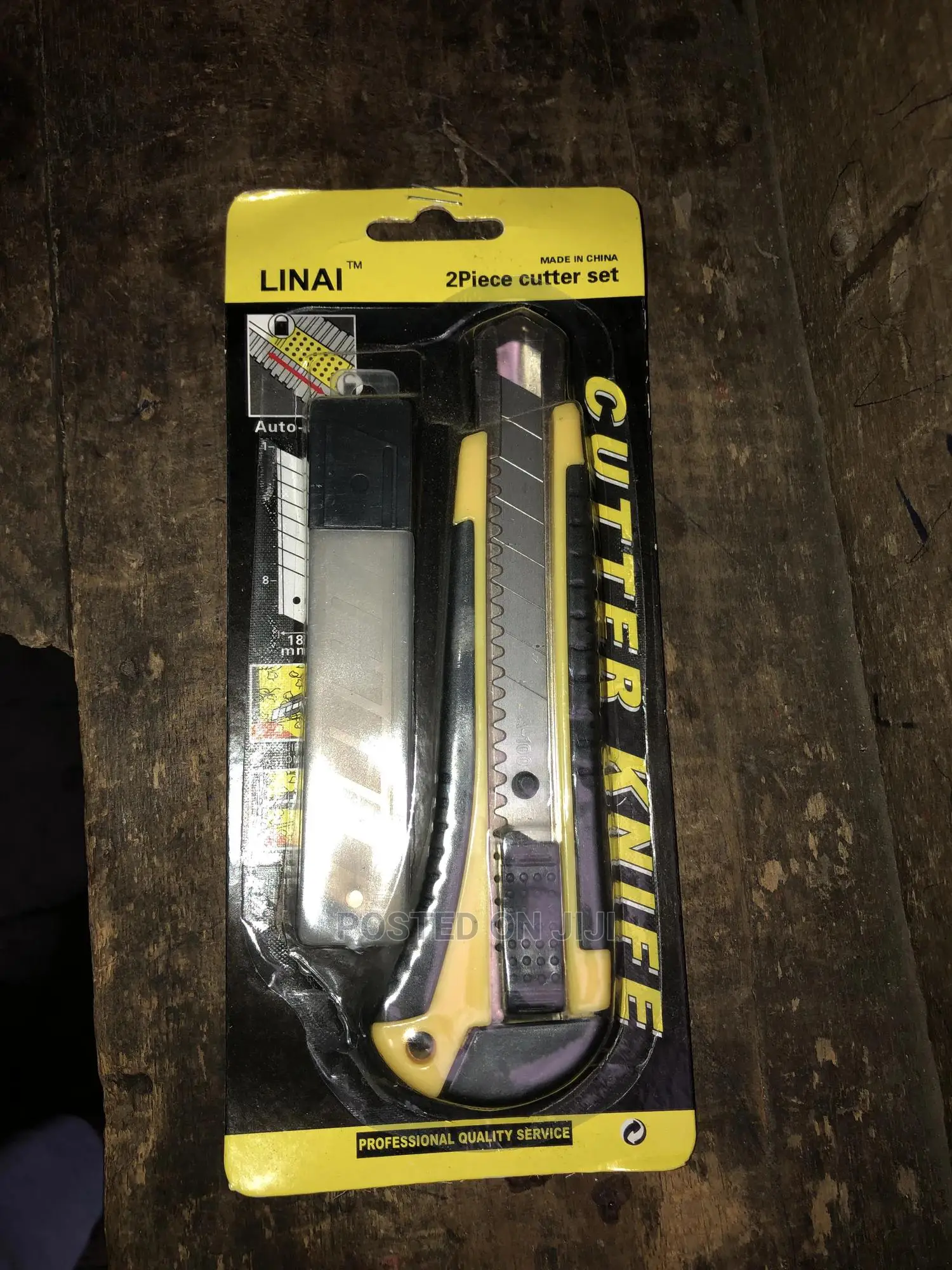 Plastic Adjustable Capet Knife With Extra Blades
