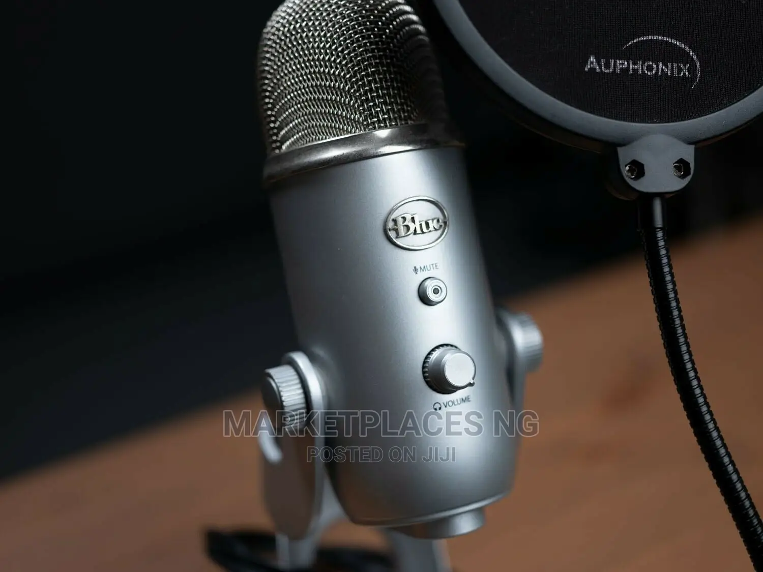 Very Clean Uk Used Blue Yeti Usb Condenser Microphone - 9/10