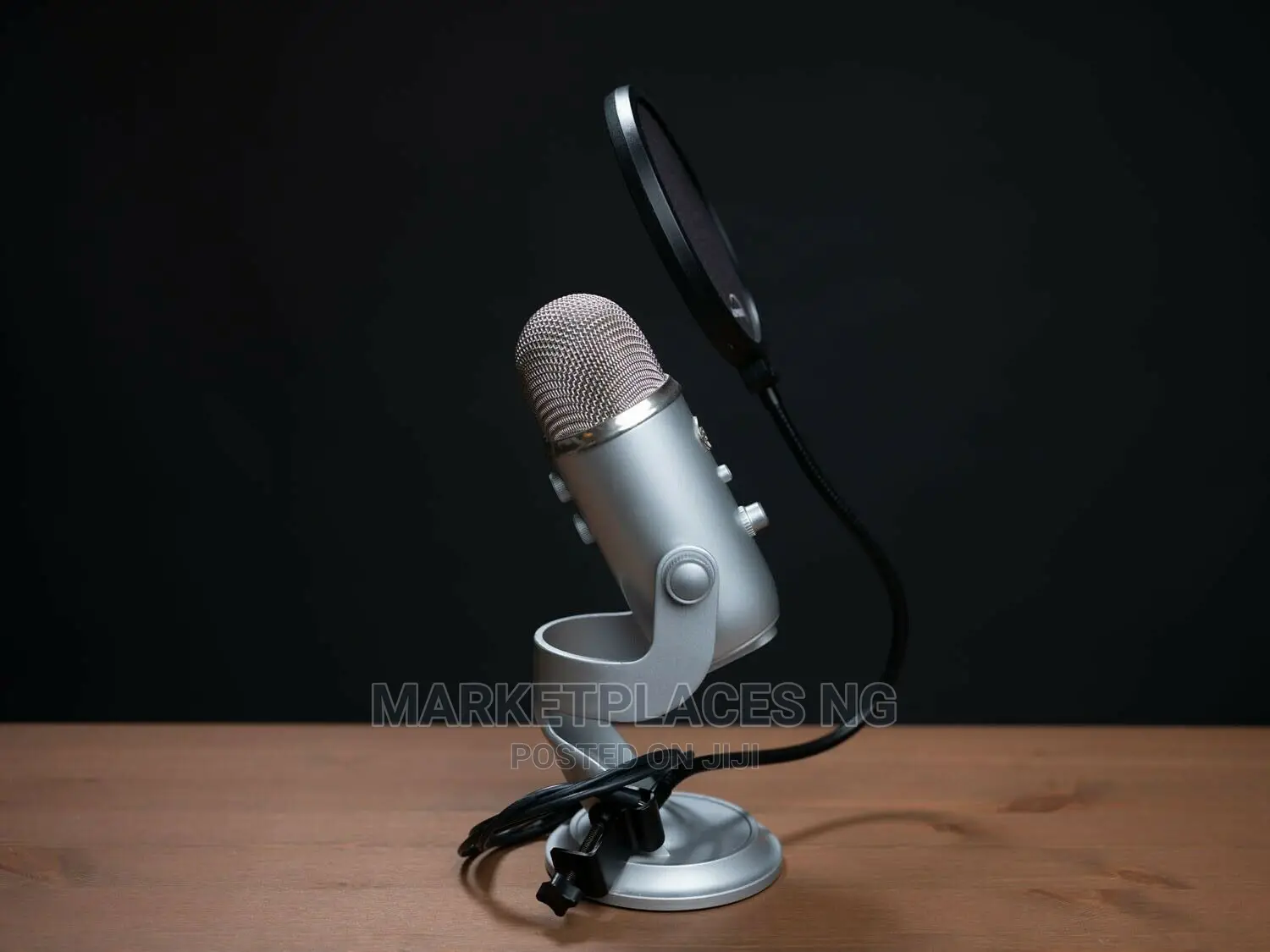 Very Clean Uk Used Blue Yeti Usb Condenser Microphone - 9/10