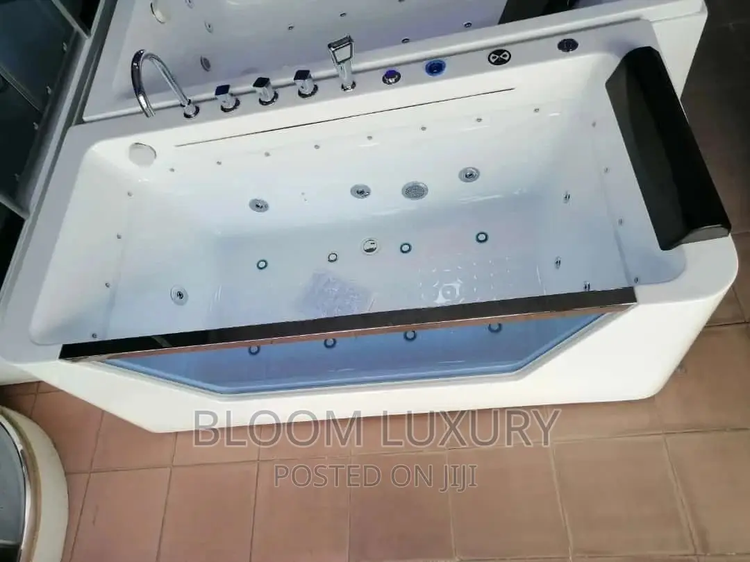 Luxury Jacuzzi With Side Glass