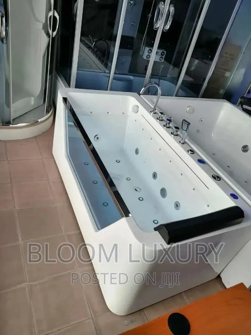 Luxury Jacuzzi With Side Glass