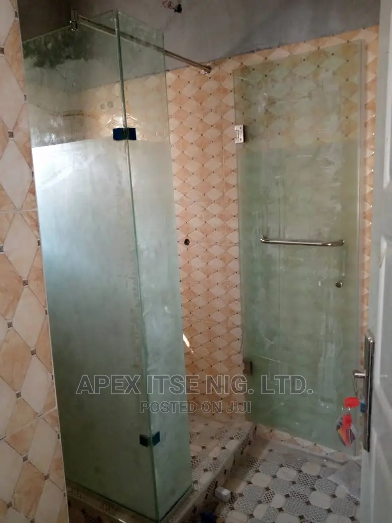 H- Shower Cubicles