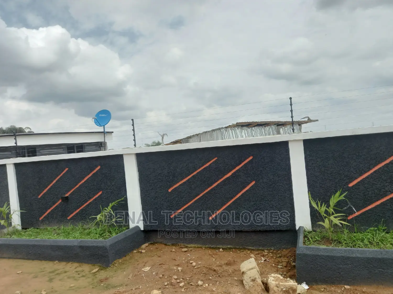 High Voltage Electric Perimeter Fence With Back Up Battery