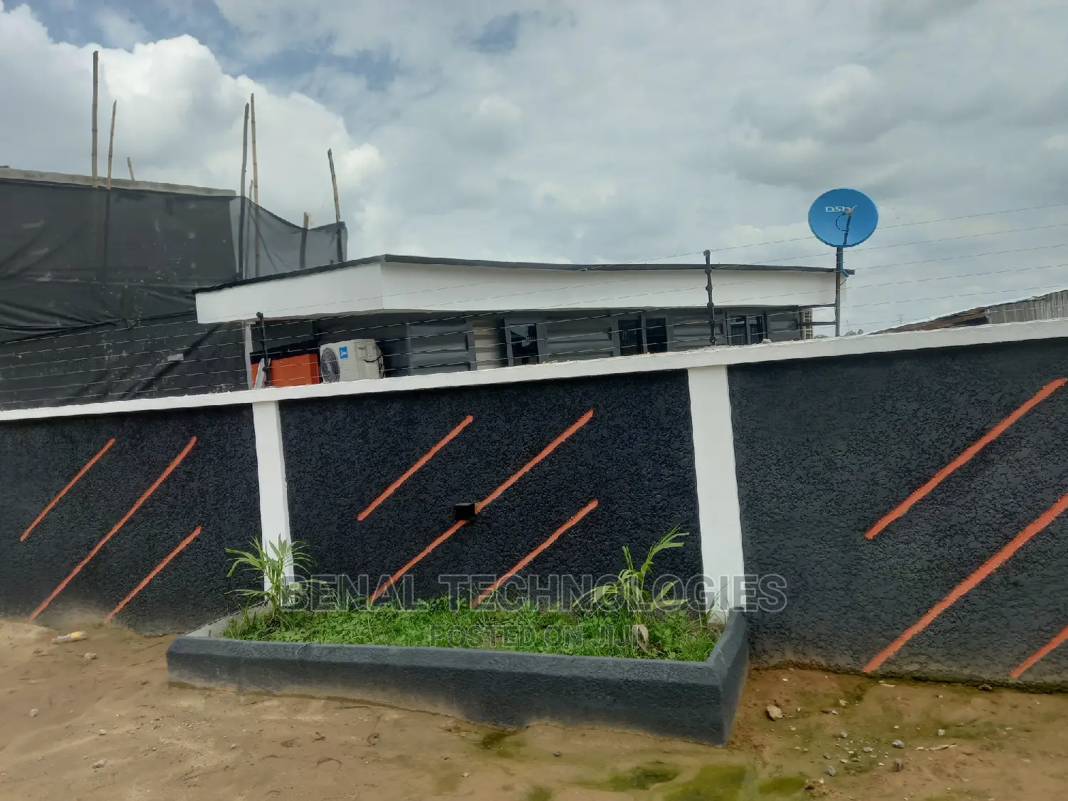 Never Rusting Electric Fence Security With Backup Battery