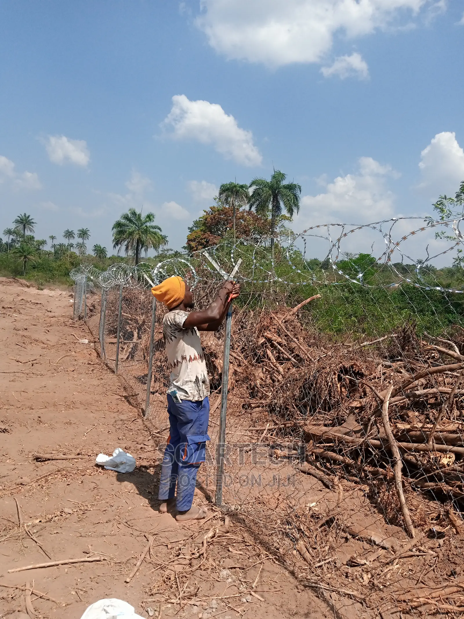 Chain Link Fencing With Barb Wire for Farm