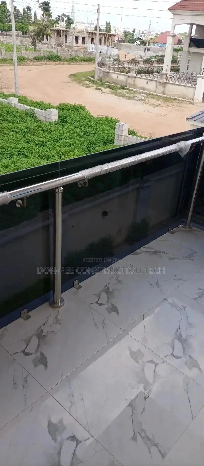 Tinted Frameless Handrail Turkish