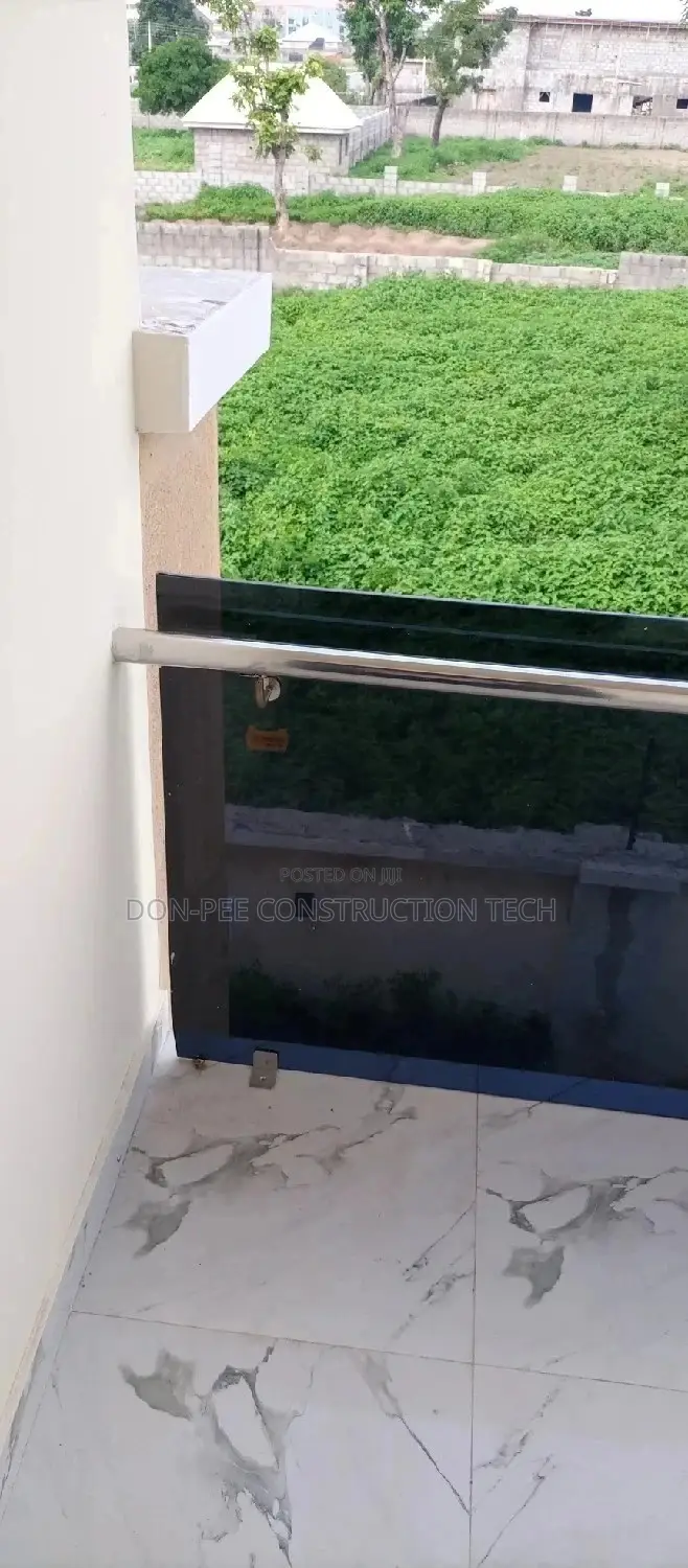 Tinted Frameless Handrail Turkish